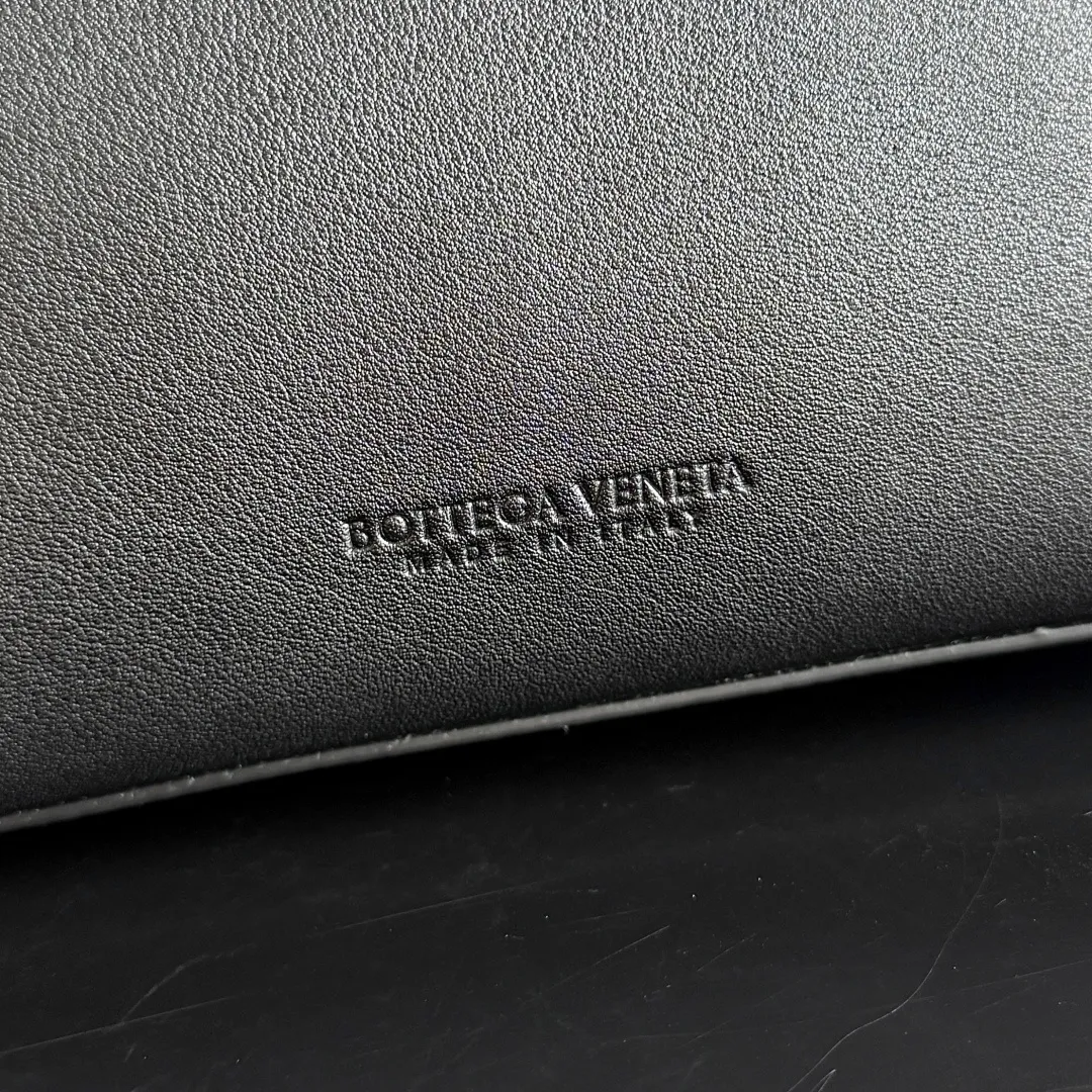 Batch 2060 BottegaVeneta Latest Ciao Ciao Bag Silky cowhide two-way flap handbag with signature twist detail, hidden hook closure, flap can be fastened to the front or attached to the INTRECCIATO woven internal pocket, comes with an adjustable and removable crossbody strap, internal compartment, and also features a zippered pocket. The surprise flap has various shapes. Style 1 - Cover the bag surface, exposing the knot and knot decoration. Style 2 - Place the flap inside the bag. A buckle is also designed. Style 3 - The U-shaped position of the top handle in the hand bag. Style No.: 835835 Size: 26*19*10.5cm